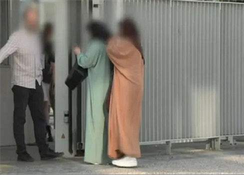 احتجاجات في مدرسة ثانوية فرنسية بعد معاقبة طالبة مسلمة بسبب العباءة