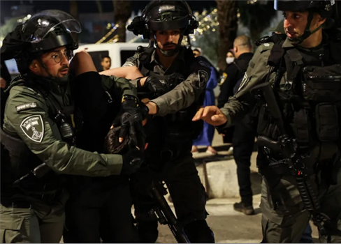 شرطة الاحتلال تقوم بإعدام طبيب فلسطيني في المسجد الأقصى