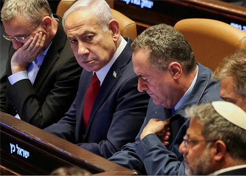 صدام متصاعد بين الجيش والنخبة السياسية في 