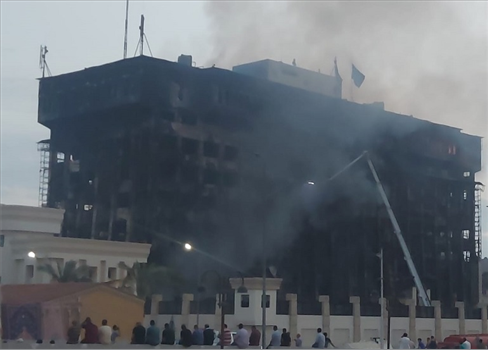 النيران تلتهم مديرية أمن مصرية كبرى وإصابة العشرات من العاملين فيها