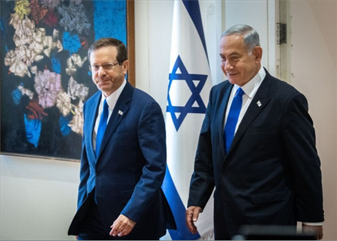 طلب العفو الذي قدمه نتنياهو يهزّ المشهد السياسي الصهيوني