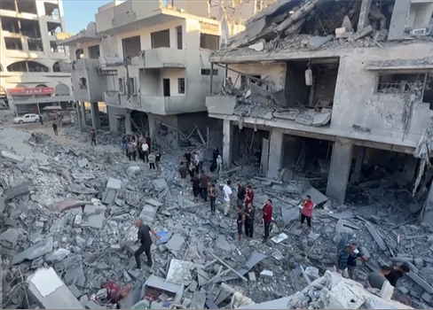 القصف وانهيار عدد من المباني يحصد المزيد من الأرواح في غزة