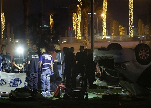 مستوطن يهاجم مظاهرة لليسار الصهيوني ويصيب 3 متظاهرين
