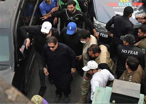 عمران خان يمثل أمام محكمة خاصة في مبنى للشرطة الباكستانية