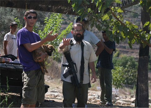 الصهاينة يتجهون لحمل السلاح لعدم ثقتهم في جيشهم