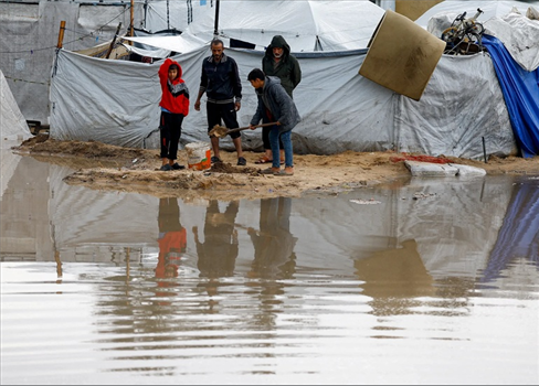 قصف صهيوني على غزة وسط تفاقم الأوضاع الإنسانية بفعل المنخفض الجوي