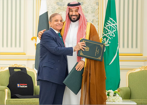 السعودية توقع إتفاقية دفاع مشترك مع باكستان