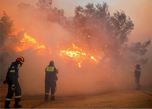 موجة حرائق تقتل 20 شخصاً في اليونان