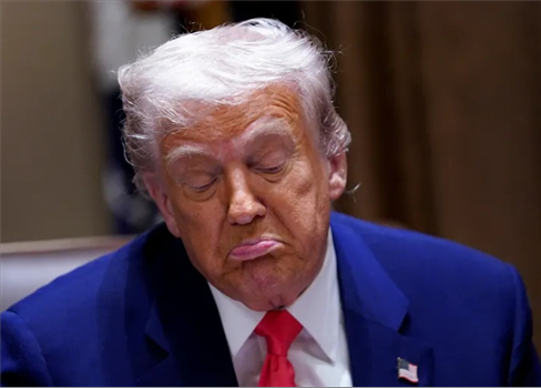 نيويورك تايمز تحذّر من تفكك النظام الأمريكي