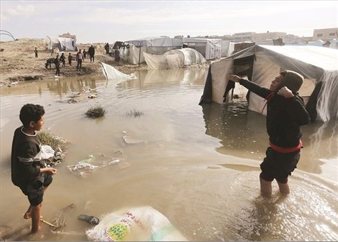 غرق المئات من خيام النازحين في غزة يفاقم أزمتهم الإنسانية