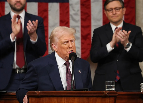 ترامب يلوّح بالخيار العسكري ويترك باب الصفقة مواربًا أمام طهران