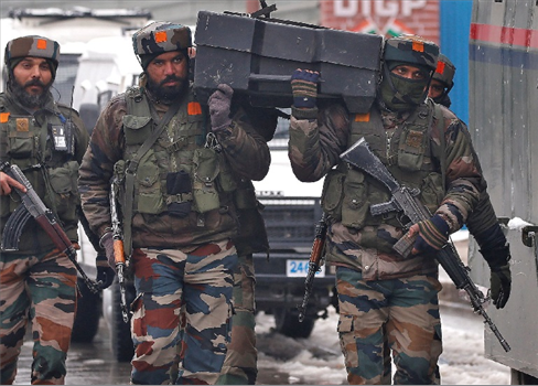السلطات الهندية تسلح مليشيات هندوسية في كشمير