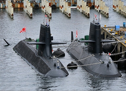 اليابان تسعى لتعزيز دفاعها ولا تستبعد امتلاك غواصات نووية