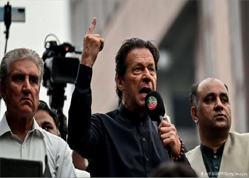 محكمة باكستانية تصدر مذكرة توقيف بحق عمران خان