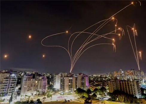  موجة صواريخ إيرانية تصيب أهدافها مباشرة في إسرائيل 