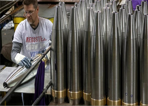 ترامب يعلق إرسال شحنات صواريخ وأسلحة لأوكرانيا