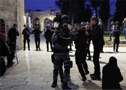 الاحتلال يحول مدينة القدس إلى ثكنة عسكرية  ويمنع المصلين من الوصول للأقصى