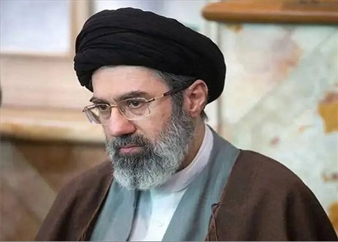 في أول ظهور له .. خامنئي الصغير يتعهد بمواصلة الحرب وفتح جبهات جديدة