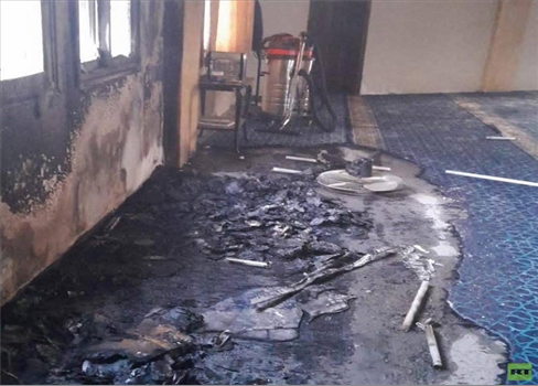 مستوطنون يحرقون مسجدًا في الضفة ويخطون شعارات عنصرية