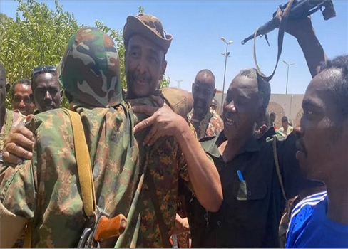 البرهان يتجول وسط جنوده في الخرطوم