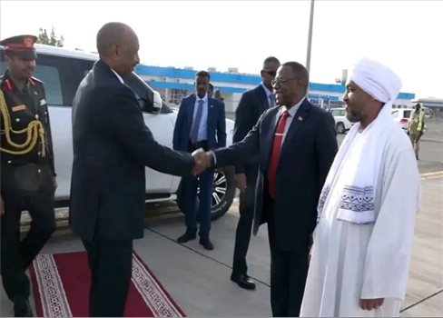 البرهان يلتقي رئيس أوغندا في سادس زيارة له خارج البلاد