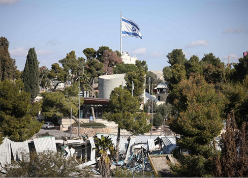 الدولة الصهيونية تبدأ هدم منشآت ومباني 