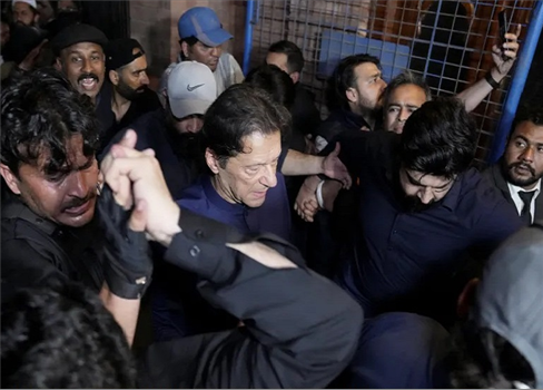 الحكم على عمران خان وزوجته 17 عاما بتهمة فساد