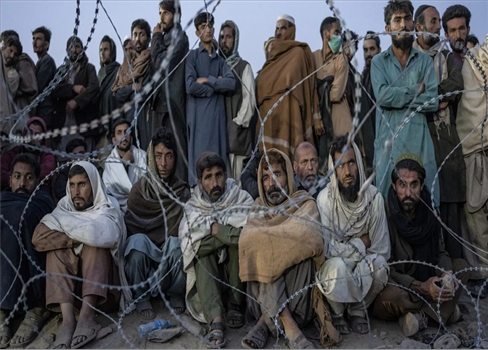 ترحيل جماعي لأفغان من باكستان يسبب أزمة بين البلدين